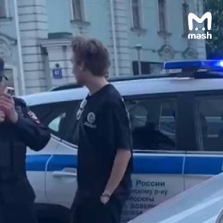 В Москве машина врезалась в остановку, три человека получили травмы