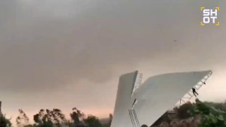 В Индии ураган поднял человека в воздух вместе с постройкой