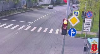 Самокатчица влетела в КамАЗ на огромной скорости и выжила