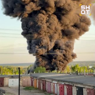 В Набережных Челнах загорелся склад с лакокрасочной продукцией