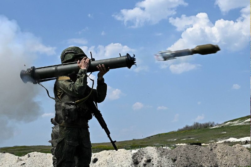 Боец 31-го мотострелкового полка «Башкортостан» производит выстрел из РШГ-1