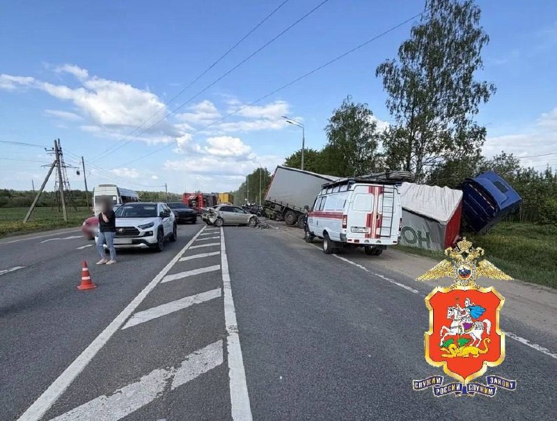 Грузовик влетел в восемь машин в Подмосковье: 9 человек пострадали