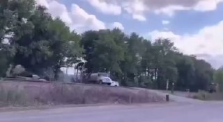В США грузовой поезд протаранил ассенизаторскую машину, водитель в тяжелом состоянии