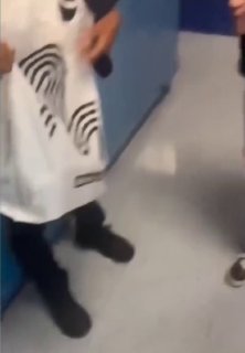 Друг помог школьнику, которого травили из-за дешевых кроссовок
