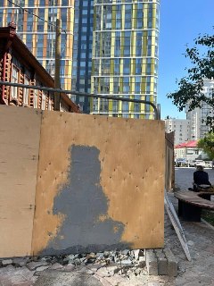 В Екатеринбурге закрасили стрит-арт с девочкой и пультом управления дроном