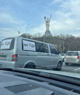 В Киеве владельцы авто используют маркировку, чтобы избежать случайного поджога машин