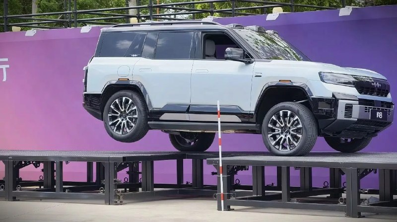 Китайские автомобили научились ездить на трёх колёсах
