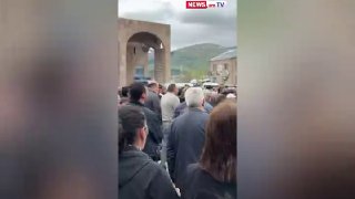 Охранники Пашиняна прервали выступление пенсионера на митинге в Армении