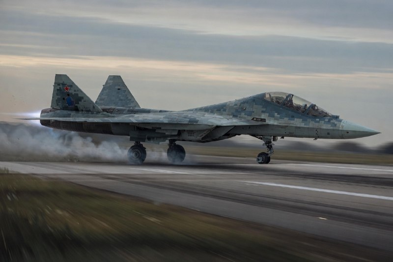Состоялся взлет прототипа двухместного Су-57