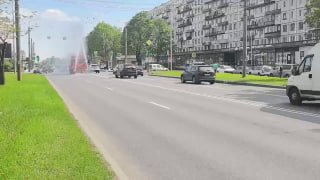 В Петербурге поливальные машины борются с жарой