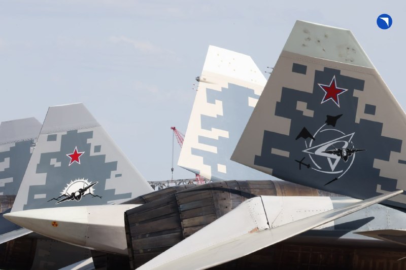 На киле Су-57Д обнаружен рисунок с изображением перспективной техники и новых боеприпасов