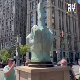 В Нью-Йорке художник установил памятник в виде среднего пальца напротив здания мэрии