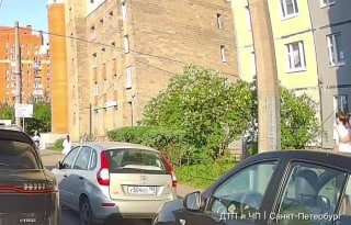 На Шаврова заметили сходку любителей кикшеринга: пассажир одного из самокатов упал рядом с ДПС