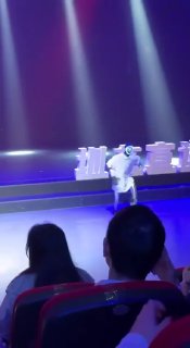 Китайский андроид решил воспроизвести «лунную походку» Майкла Джексона