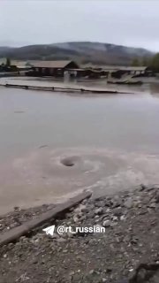 Паводок в Бурятии: потоки воды сносят заборы, образуются воронки