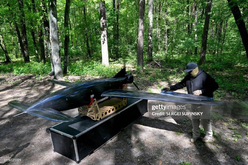 Подготовка к запуску украинского дальнобойного дрона-камикадзе UJ-26 Beaver («Бобёр»)