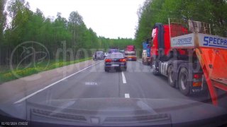 Легковушка и грузовик не поделили Коннолахтинскую дорогу
