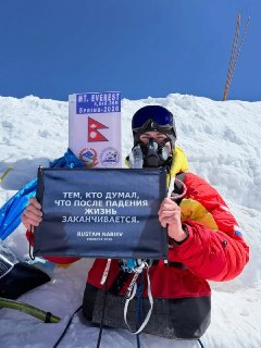 Россиянин Рустам Набиев первым в истории взошел на Эверест на одних руках