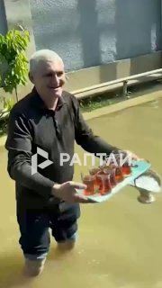 В Баку мужчина угостил пассажиров застрявшего в воде автобуса чаем