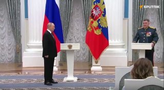 Отец Героя России лейтенанта Василия Марзоева получил награду за погибшего сына