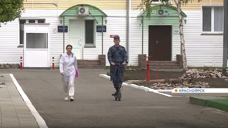 Сотрудники ГУФСИН в Красноярском крае начали использовать электросамокаты для работы в больнице