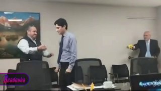 Мэр в Перу проверил электрошокер на своем советнике