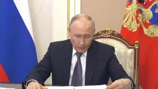 Президент провел совещание с Совбезом, упомянув удар по общежитию в Старобельске
