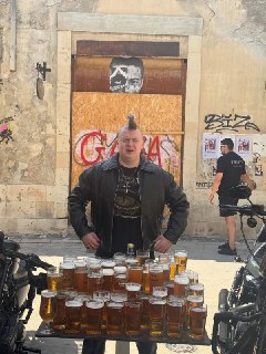 «Настроение переночевать в мусорке» — Меллстрой опубликовал новые фотографии в панк-образе