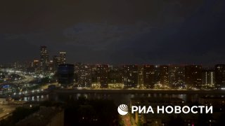 Гроза с молниями добралась до Москвы