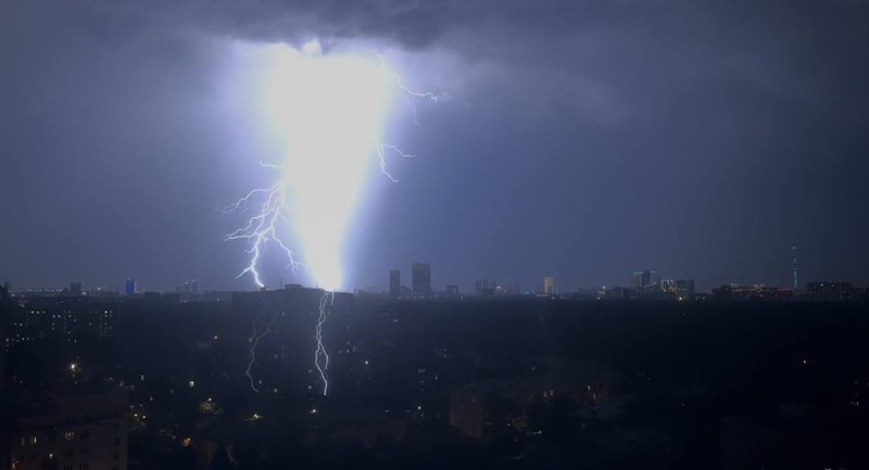 Над Москвой засняли мощные разряды молний