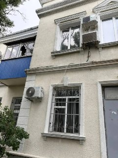 В Новороссийске обломки БПЛА повредили окна в двух жилых домах