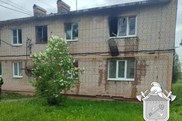 В Ленобласти пожарные спасли 9 детей и 3 взрослых из огня