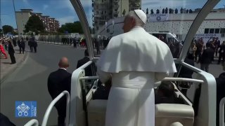 Папа Римский повторил жест «67» во время поездки в кабриолете