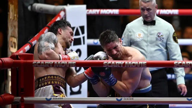 Александр Усик защитил титулы WBC, нокаутировав Рико Верхувена