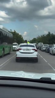 В Бишкеке водитель пыталась скрыться с места ДТП на капоте патрульного автомобиля