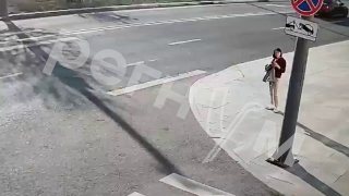 Мотоциклист снес самокатчика на пешеходном переходе в Москве
