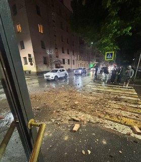 В Петроградском районе Санкт-Петербурга из-за ветра обрушился фасад здания