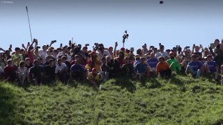 В Глостершире прошла гонка за сырной головкой
