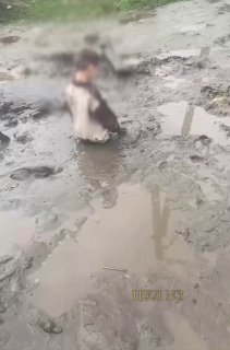 В Амурской области ребенок провалился в грязь на дороге