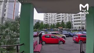 Школьники в Подольске едва не травмировали прохожего, бросая пакеты с водой с высоты