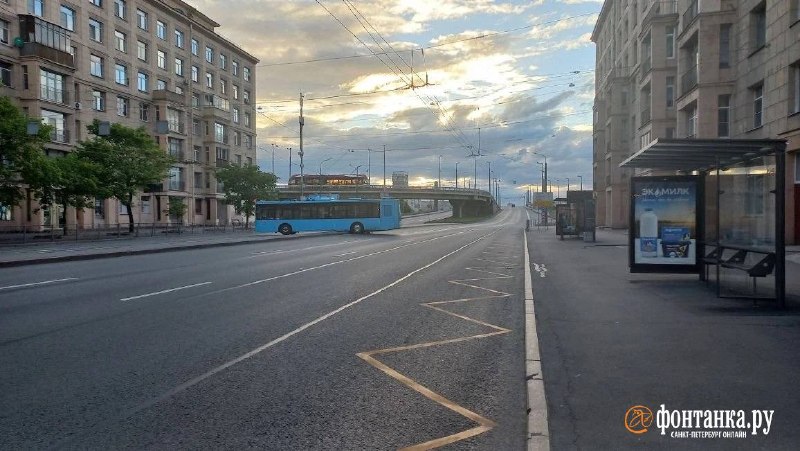 Лазурный автобус устроил «дрифт» перед Володарским мостом в Петербурге