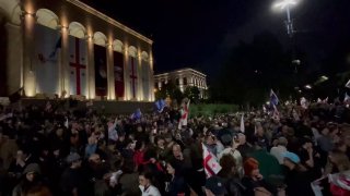 В Тбилиси проходит митинг оппозиции у здания парламента
