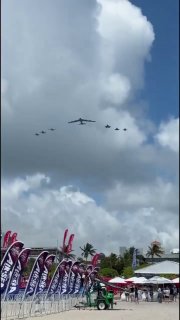 В Майами-Бич прошли полеты авиации ВВС США в рамках шоу Hyundai Air & Sea Show