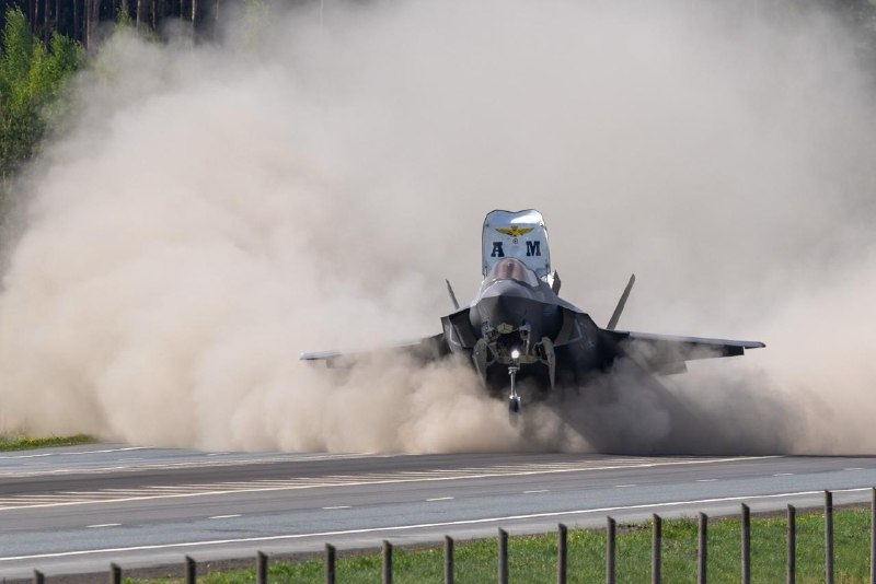 Истребители F-35B впервые отработали взлёт и посадку на автомагистрали в Финляндии