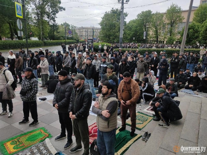 Сотни тысяч мусульман собрались у Московской соборной мечети в честь Курбан-байрама