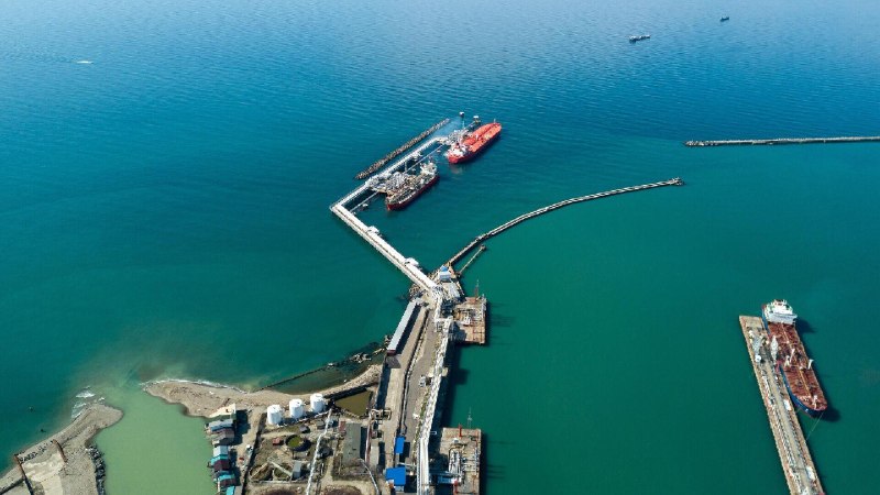 В Туапсе после налета БПЛА произошло возгорание на морском терминале и повреждены жилые дома