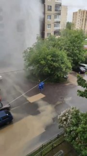 В Невском районе Петербурга произошел прорыв трубы с горячей водой