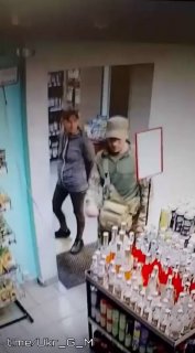 Военнослужащий ВСУ попал на камеры видеонаблюдения при попытке украсть водку в магазине