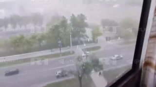 В Челябинске шквалистый ветер ломает деревья и сносит крыши