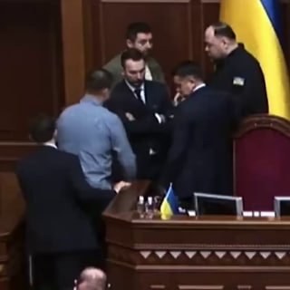 Укронардеп Железняк присвоил бутылку с водой на заседании Верховной Рады